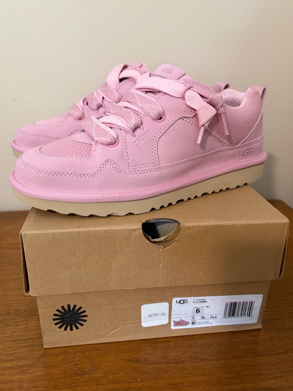 New Uggs Lowmel K6 or women’s 7 in pink